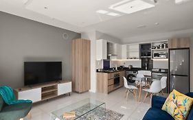 The Median Rosebank Luxury Apartment - Building With Generator